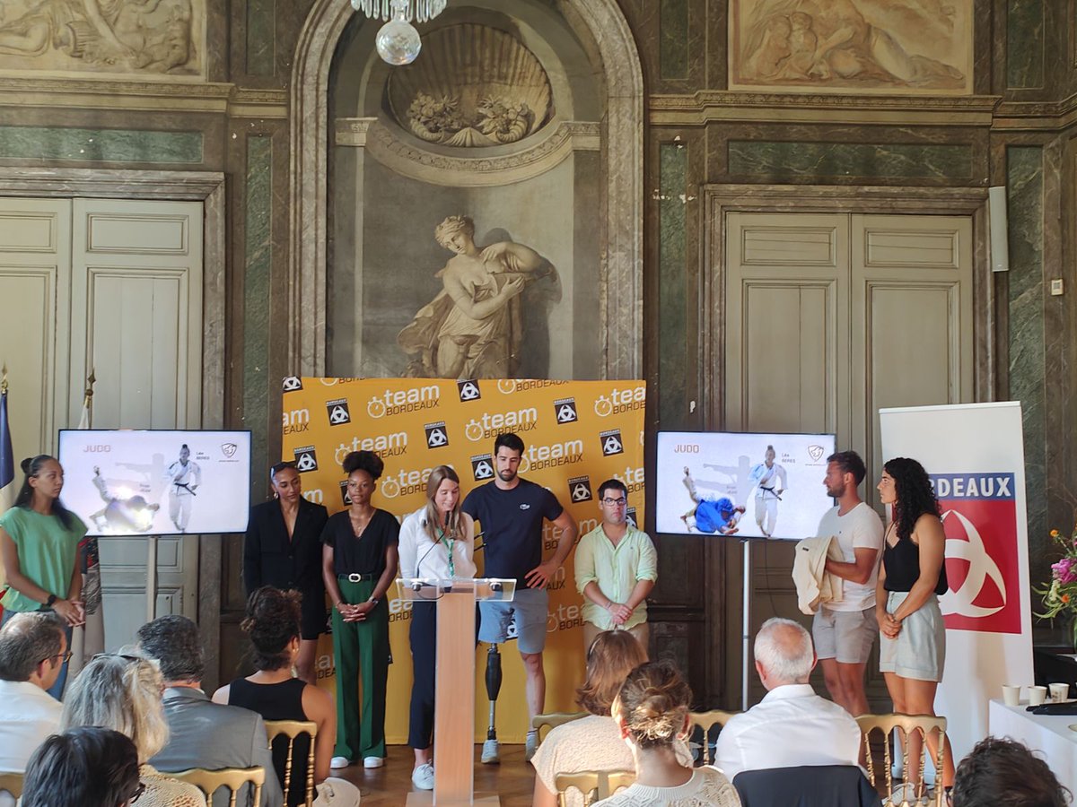 Corentin Amet et Robin Le Barreau reçus à l'hôtel de Ville de #Bordeaux dans le cadre de la team Bordeaux JO 2024 !