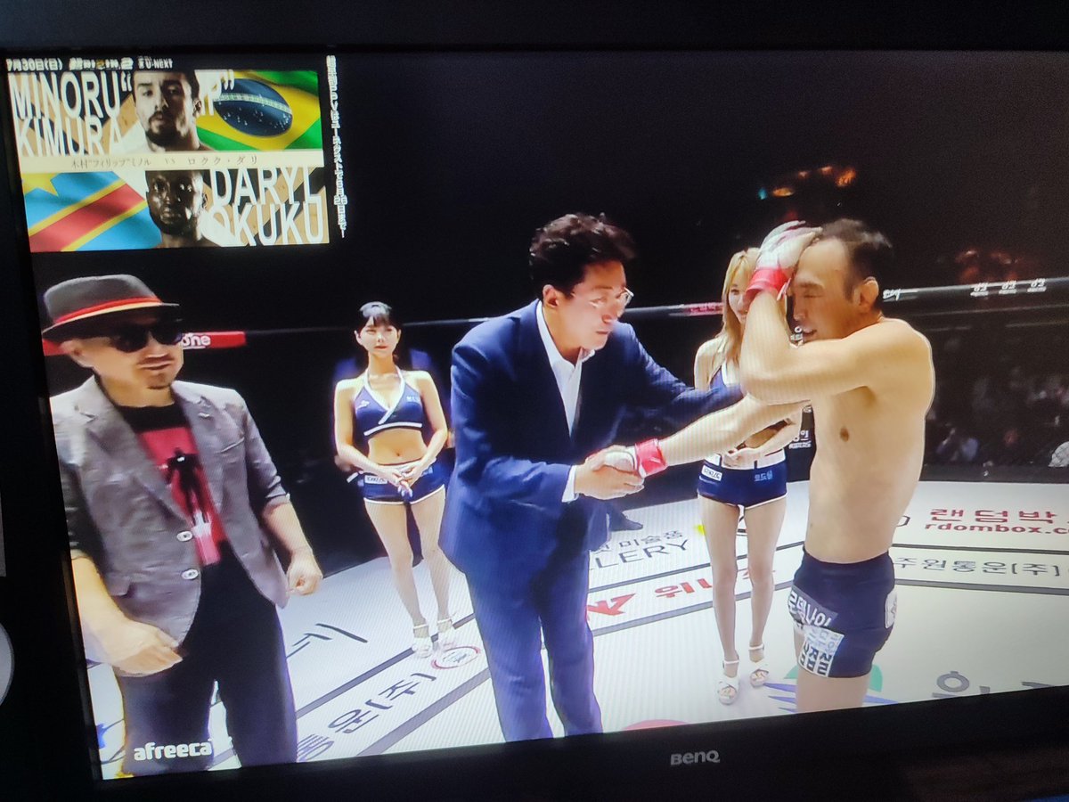 13HAKASE's tweet image. RIZINとROAD FCの同時視聴。忙しい。
スーチョル兄さんは見事な一本勝ちを決めて号泣！最高！
#RIZIN
#ROADFC