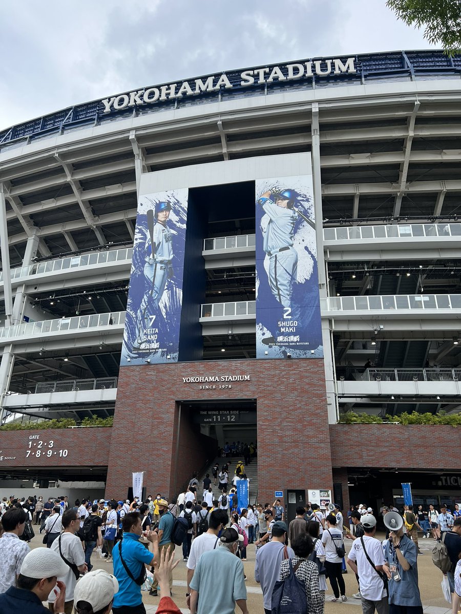 Today, I'm at Yokohama Stadium to watch a baseball game. Eat ramen, drink beer and you're ready 😚