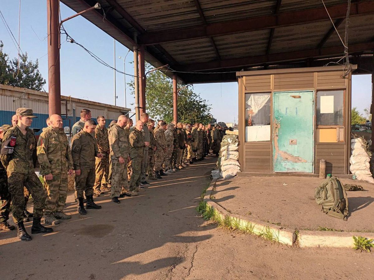 PeurAvion's tweet photo. Wagner prétend que les 180 militaires du poste frontalier de Bugaevka ont fait défection de l'armée pour les rejoindre "jusqu'à Moscou".
Ils annoncent aussi avoir abattu 3 hélicoptères russes envoyés contre leurs colonnes.

Les heures qui viennent vont être décisives. https://t.co/7YooJWgf9n