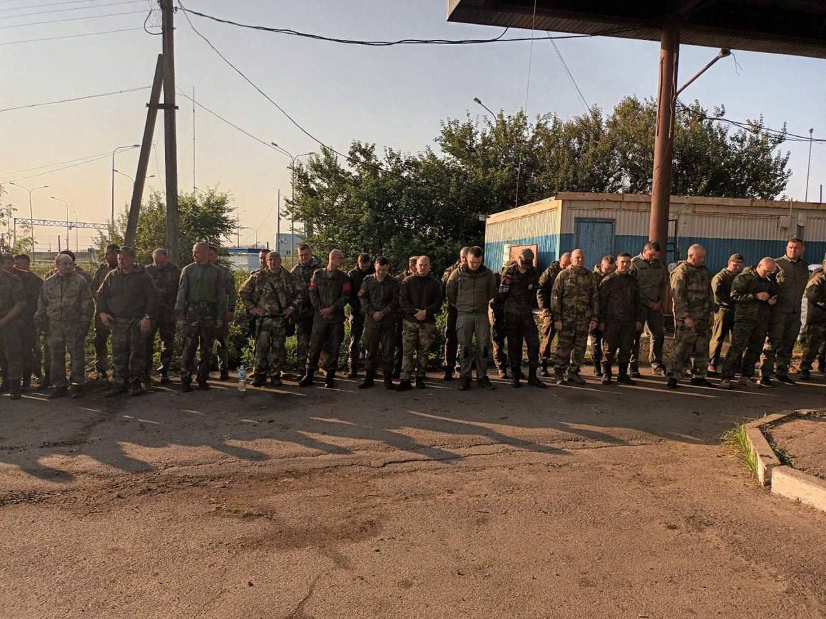PeurAvion's tweet photo. Wagner prétend que les 180 militaires du poste frontalier de Bugaevka ont fait défection de l'armée pour les rejoindre "jusqu'à Moscou".
Ils annoncent aussi avoir abattu 3 hélicoptères russes envoyés contre leurs colonnes.

Les heures qui viennent vont être décisives. https://t.co/7YooJWgf9n