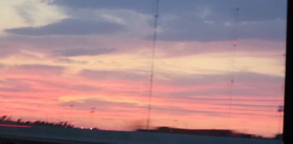 truecelticmutt's tweet photo. taken recently on  my way home from Arizona
#Arizona  #sunset  @AP_Magazine @ThePhotoHour @sunrisephotogr1 #photography #Phoenix #photographylovers https://t.co/7u7bqahvWG
