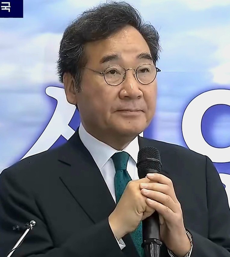 "이제부터는 여러분 곁을 떠나지 않겠습니다!"
"저의 못다한 책임을 다 하겠습니다!"
"대한민국이 바로 설 수있도록 여러분과 제가 함께 하겠습니다!"
눈물난다.
대표님의 굳은 의지가 보인다.
이제 희망이 생겼다.
숨이 쉬어지고 따뜻한 피가 흐른다.
감사합니다.
그리고 뜨겁게 환영합니다! 여니님.