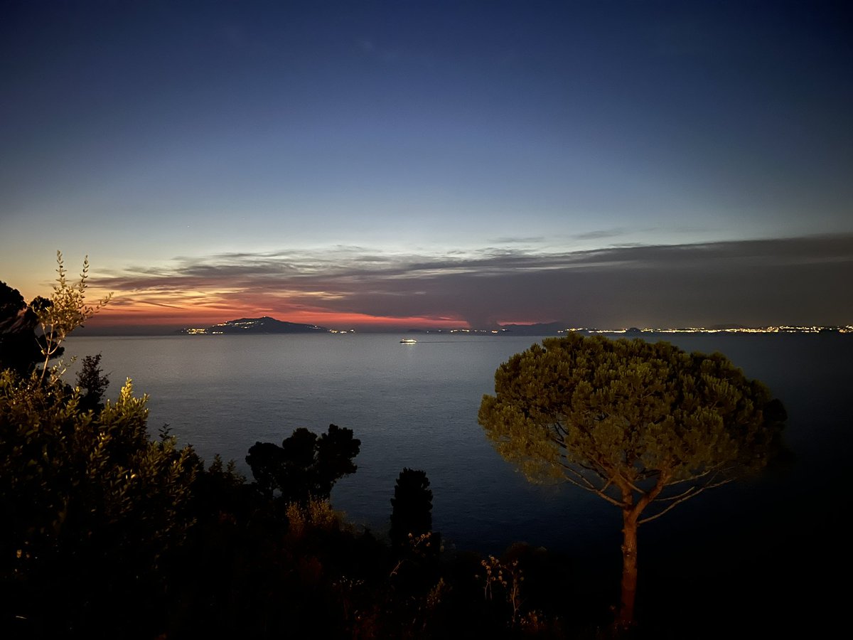 Capri’den Ischia’ya doğru 💙 Ischia adası üzerinde gün batarken 🌅🌺 📷