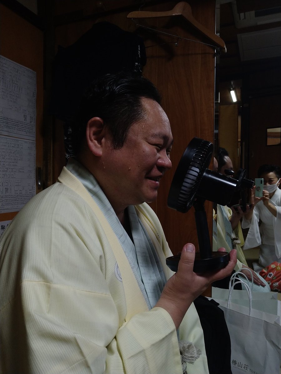 komichiofficial's tweet image. 夏が来た。

#新宿末廣亭
#鈴々舎馬るこ　
#兄さんの私物扇風機
#でも汗すごい
#家電売場で風の強さあれこれ試したらしく羽が大きくないと扇風機はダメって言ってた