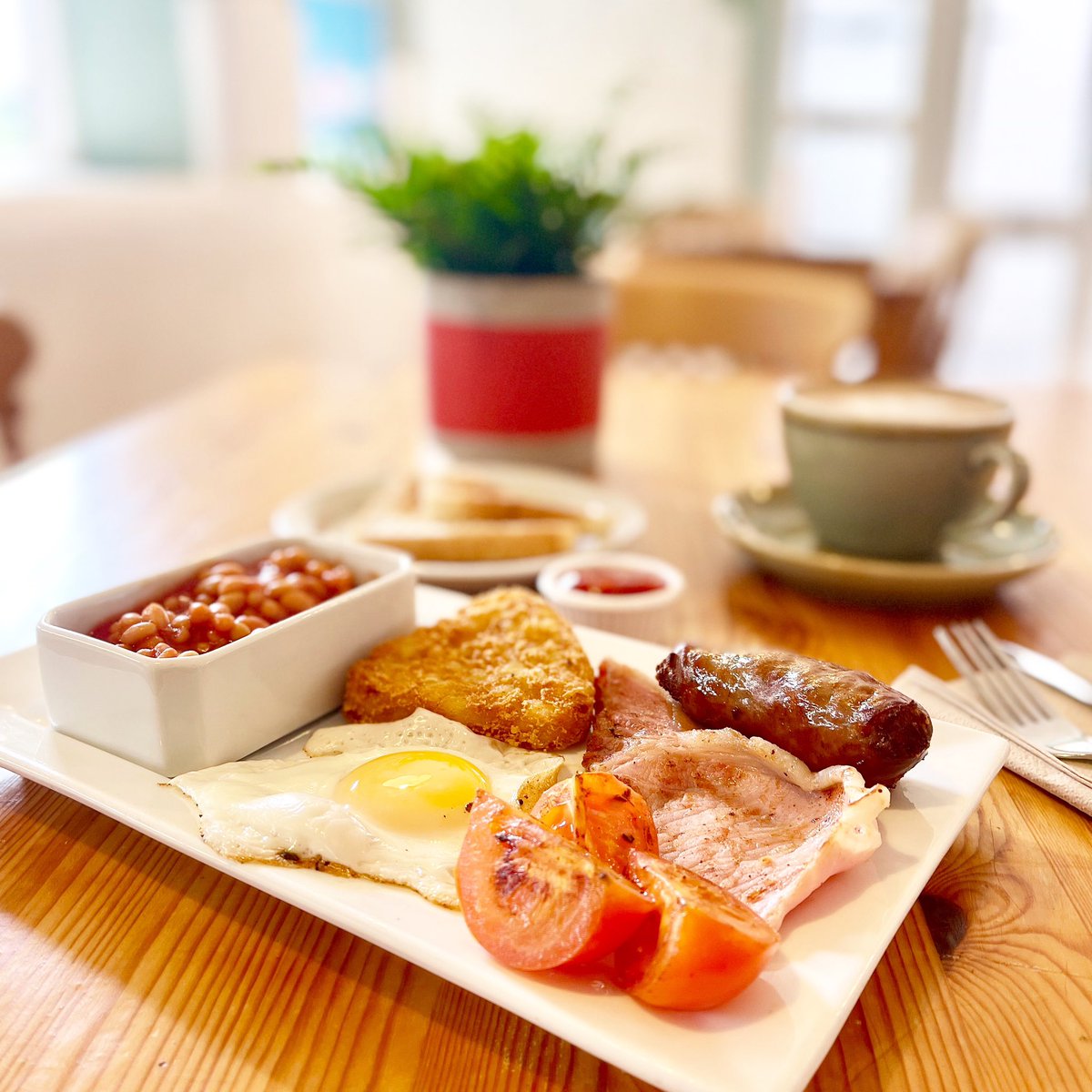 Start your weekend sunny side up in our Cafe - breakfast is served daily 8:30am-11am! 🍳🥓🍅☕️