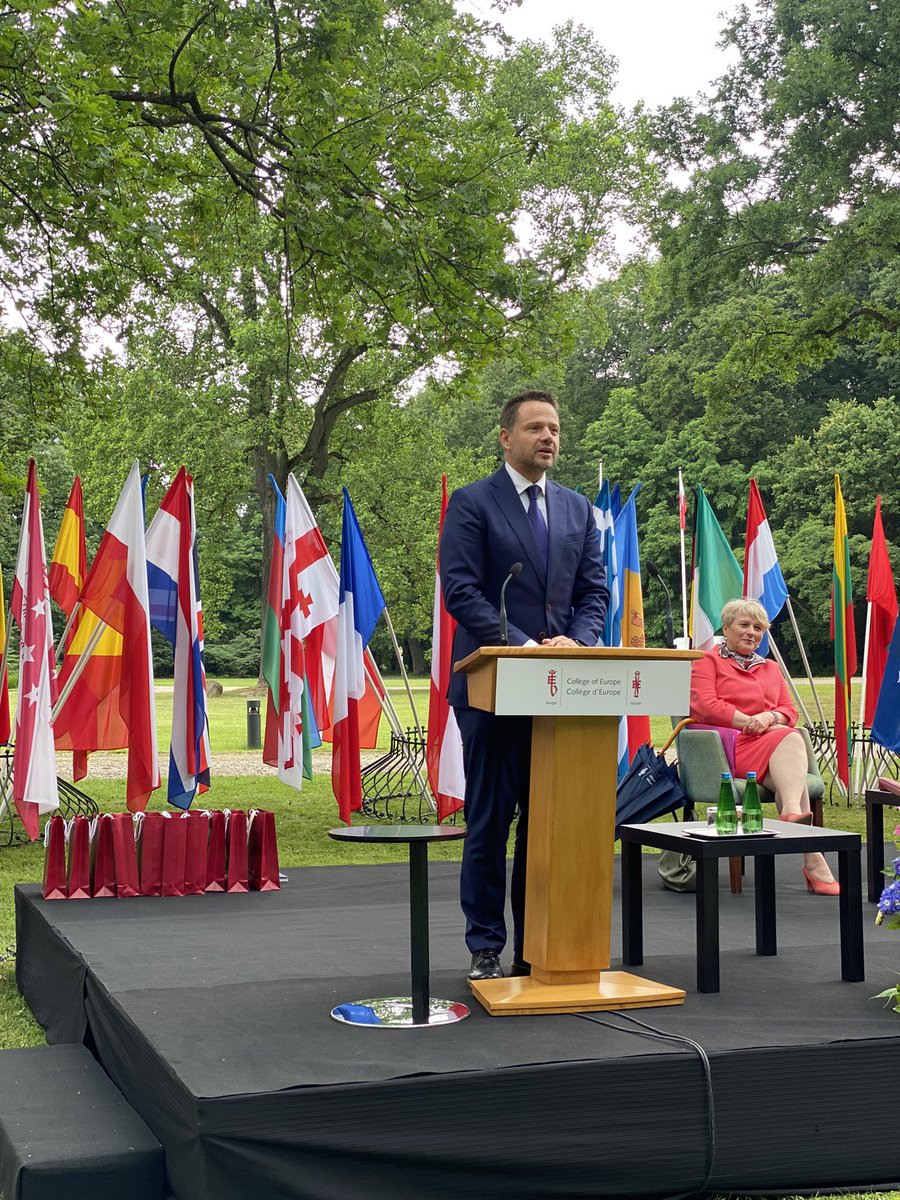 🎙️ The Mayor of Warsaw, and Natolin alumnus at the same time, Rafał Trzaskowski <a href="/trzaskowski_/">Rafał Trzaskowski</a> is delivering a farewell address to our Natolin graduates. #DavidSassoliPromotion #coenatolin #proudalumni