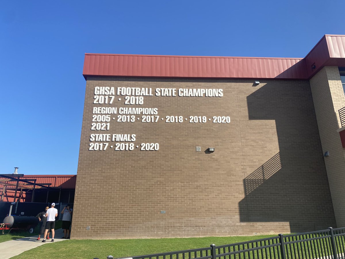 Do you even football bro??? <a href="/rockerlee229/">The Rocker Lee</a> trained…. We kill dreams here, and prop ours up.. <a href="/JayRob_7/">Jay Rob</a> <a href="/Tory44Carter/">TORY CARTER</a> getting those next gen Trojans rep’d up today in the Burg. Props guys! #OneTrojan