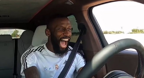 🚘 Los jugadores del #RealMadrid ponen a prueba los nuevos #BMW XM, pero @ToniRuediger no parece haberlo disfrutado mucho... 😂😂
 
#HalaMadrid #RM @BMWEspana #RMFans