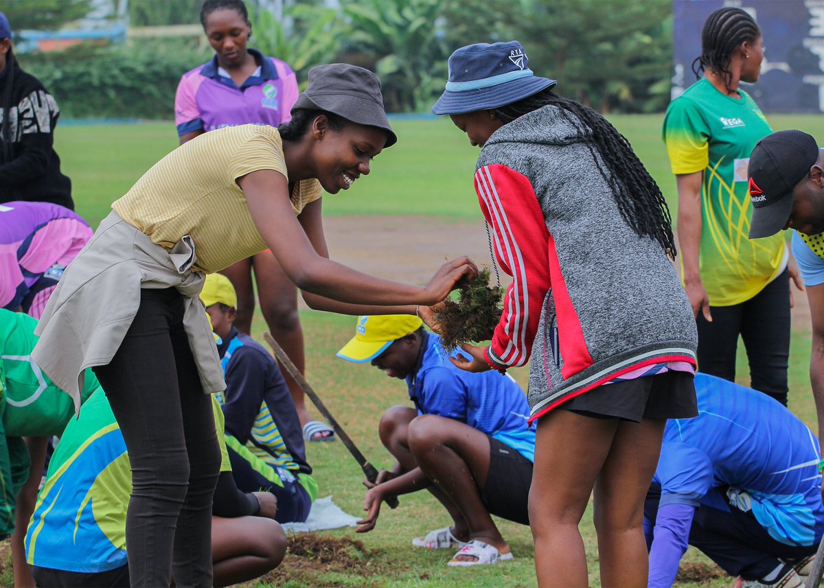 RwandaCricket's tweet photo. Uyu munsi amakipe yose arigukina irushanwa rya RWANDA WOMEN'S ELITE LEAGUE 2023,Barikumwe n'abayobozi ba @RwandaCricket bakoreye hamwe umuganda rusange,bakaba bawukoreye kuri @GCricketStadium,@CharlesHaba @Abakambwe1 @EmmanuelBYIRIN2 @stevoem @JuliusMbaraga @928RadioO. https://t.co/a7eploBGfT