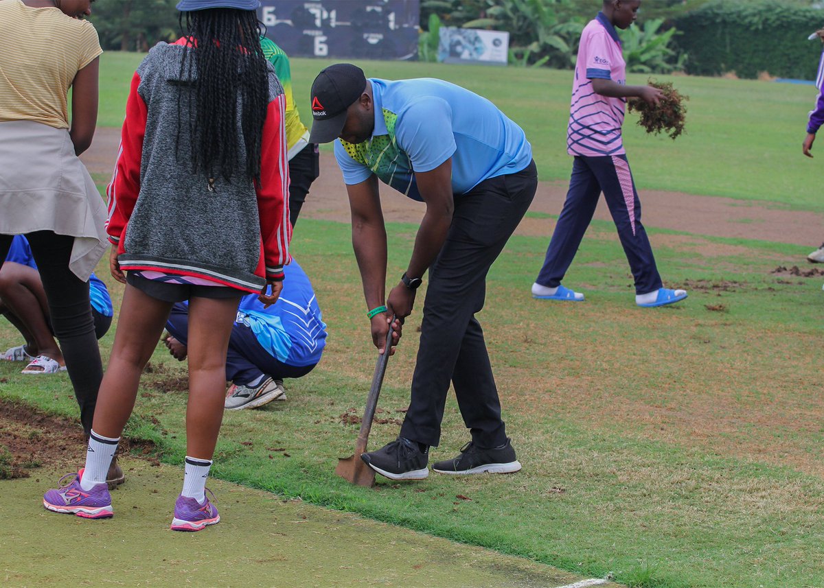 RwandaCricket's tweet photo. Uyu munsi amakipe yose arigukina irushanwa rya RWANDA WOMEN'S ELITE LEAGUE 2023,Barikumwe n'abayobozi ba @RwandaCricket bakoreye hamwe umuganda rusange,bakaba bawukoreye kuri @GCricketStadium,@CharlesHaba @Abakambwe1 @EmmanuelBYIRIN2 @stevoem @JuliusMbaraga @928RadioO. https://t.co/a7eploBGfT