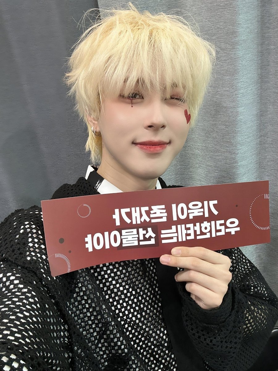 [#기욱]

🎞️ GIUK ENCORE 'EPILOGUE 
: TURN OVER' 공연 완료 🎞️

오늘 하루도 소중한 위브들과 함께 
즐기면서 더위도 잊고, 신나고 행복한 
시간들을 보냈습니다🫶🏻

기욱이의 앵콜 공연까지 함께해 주신
WEVE 너무 고맙고 사랑역행🦾💙

#원위 #ONEWE #GIUK 
#EPILOGUE_TURN_OVER