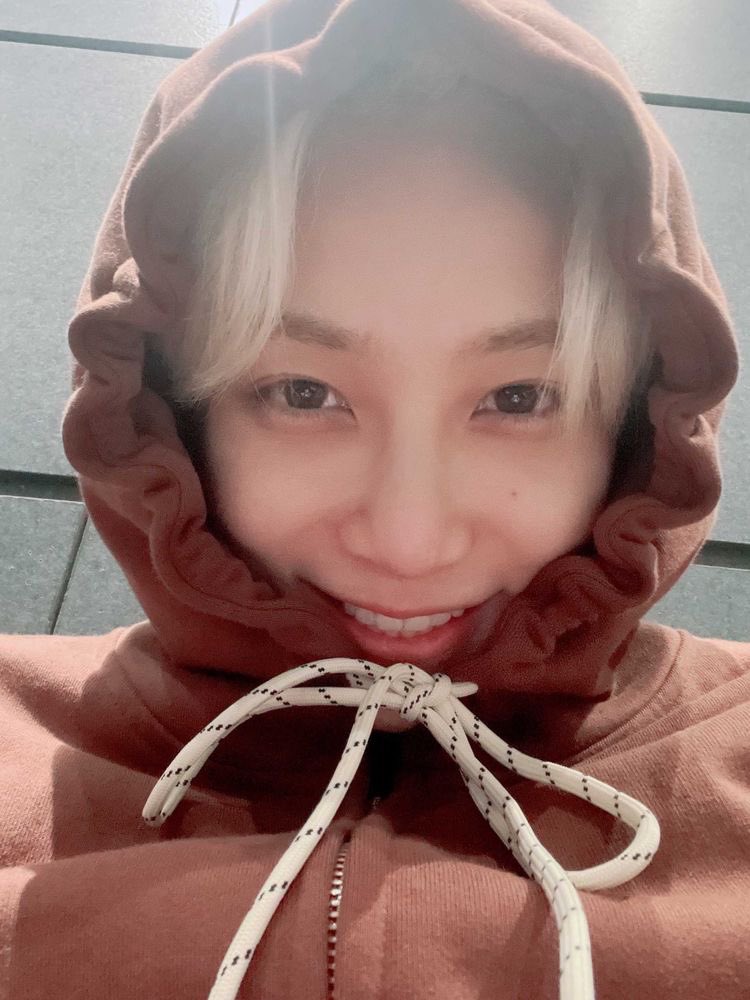 My all time fav comfort photo is always this Han selca🥺💖💙🫶🏽