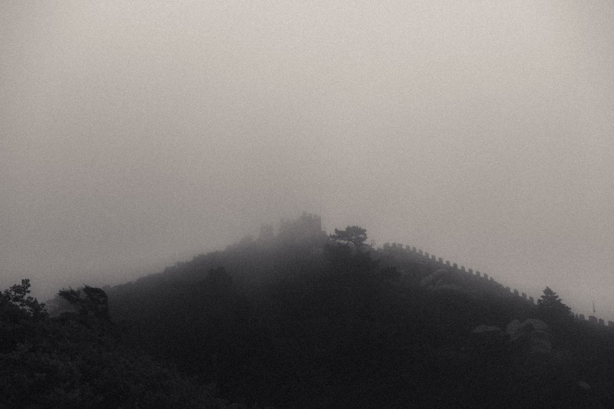 RaidoBergstein's tweet photo. Up there, in the fog...

#sintra
#portugal 
#moorish 
#castle 
#fujilove
#fujifilm
#xt5 
#snapsbybergsu https://t.co/JesSJvkejJ