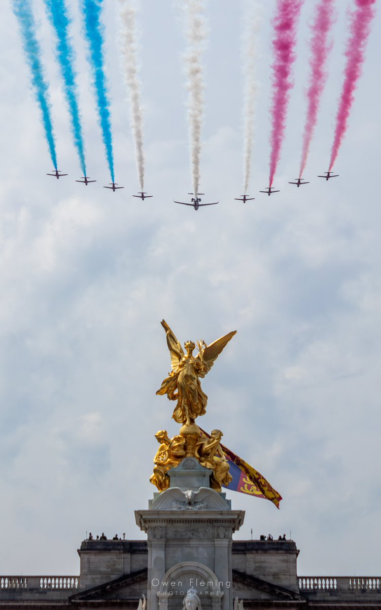 Red Arrows With Envoy Flying Over The Queen Victoria Memorial Last Saturday At Trooping The Colour ✈️🇬🇧

@rafredarrows | @RoyalAirForce | @RAFRed10 

#redarrows #theredarrows #troopingthecolour #kingcharles #flypast #Canonphotography