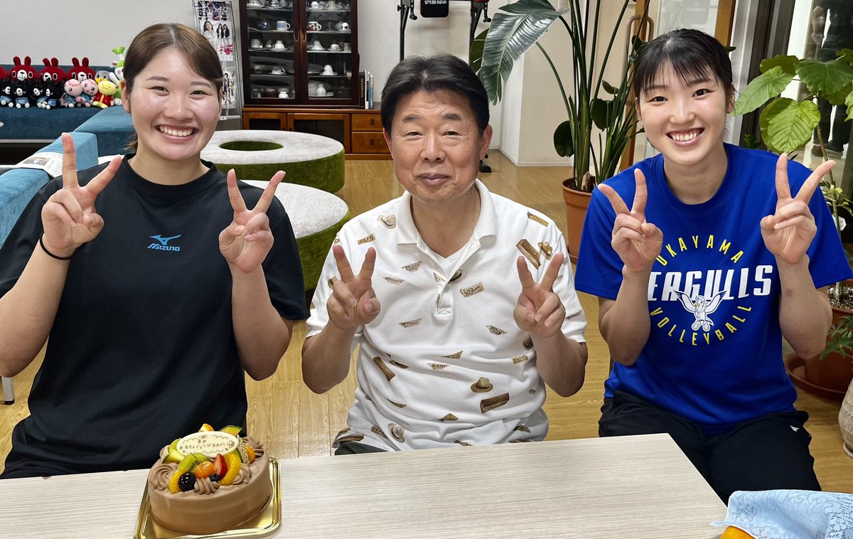 okym_seagulls's tweet photo. ＼ HAPPY BIRTHDAY🍰／

本日6月24日は、背番号7 #山城愛心 選手のお誕生日です👏🏻✨️

#河本昭義 監督 と #田口絢佳 選手 とのスリーショット📷💭 ̖́-

#アヤ とは高校の同級生🤝🏻
#サンリオ のメッセージボードも素敵💗

#アミ 誕生日おめでとう🫶🏻
これから一緒に頑張ろう🏋️‍♀️ https://t.co/BCtOqxbkNB
