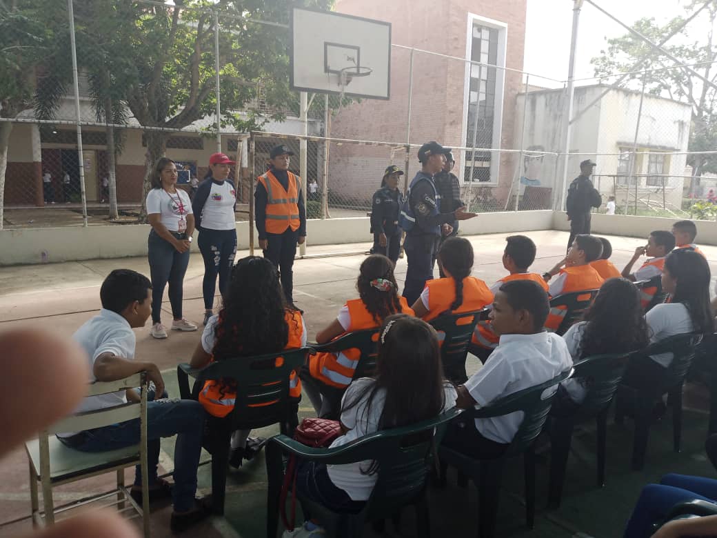 En el marco del Día  Mundial de La Seguridad Vial, el @guaricofp realizó abordaje preventivo en la U.E Francisco Salias, donde se oriento a los estudiantes de 6° grado sobre las normas de transito, uso del cinturón de seguridad y el casco.
#Zaraza
#VictoriaAntiimperialista