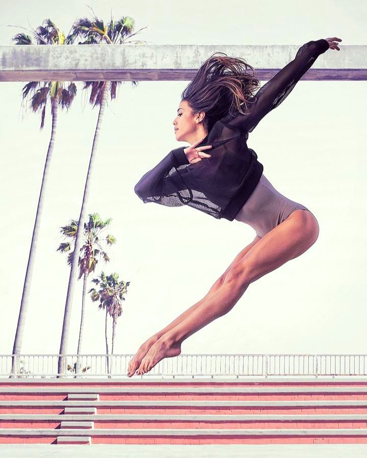 LINDSAY FULTON
'The Magic of Dance'

#LindsayFulton ⭐️
#LosAngeles 🇺🇸
#VeniceBeach 

#Dancer 
#dancing
#Dance
#dancemove
#American
#artist
#photography 
#photooftheday 
#photo
#photoart 
#myNewMuse
#beauty