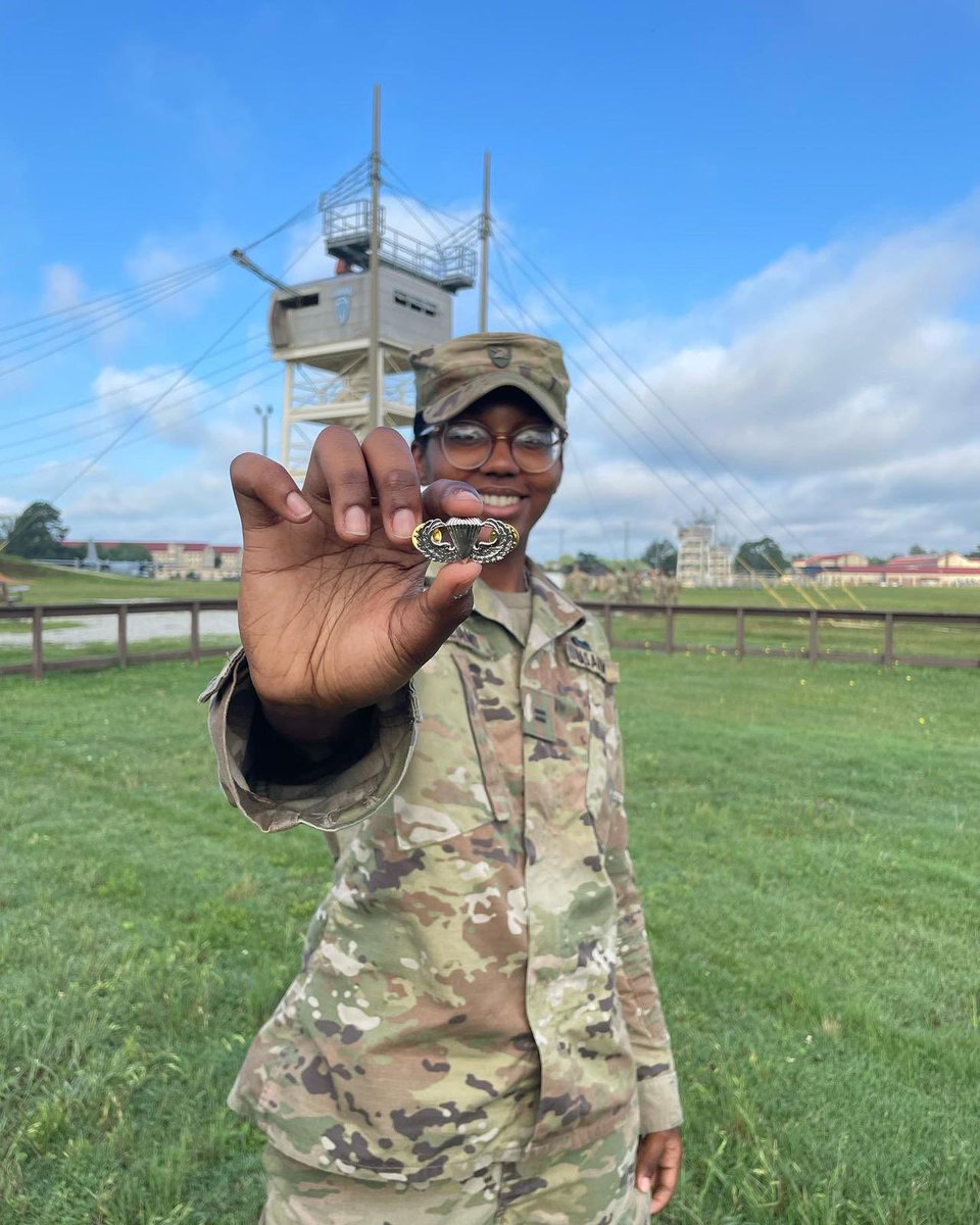 Airborne all the way! Congratulations to one of our Portuguese Majors, Cadet Kayla Williams Wright, for graduating from Airborne School this week.  #Airbornealltheway! #ExpandaSeuHorizonte #Opentheworld 🇺🇸🪂