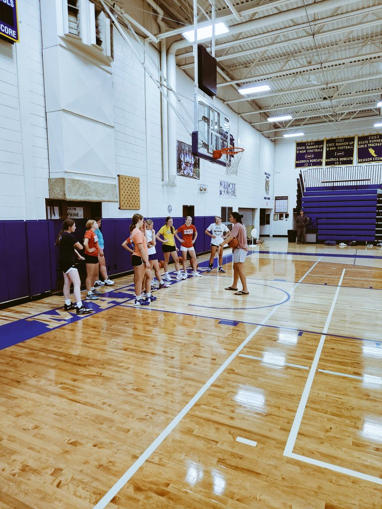 bkseeds's tweet photo. @fallynfreije in the gym last week. @reidouse coming up this week. Greatful for the opportunity our kids get to work with some of the best! https://t.co/eaAT0A0xyv