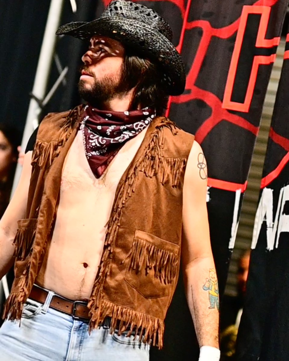 Giddy up, cowboys! It's the weekend! 🤠 <a href="/WranglerTurner/">Nick Turner</a> 

📸: @Tussle_MANIA