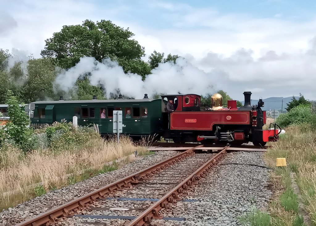 The sun is shining and Hunslet 2-6-2T #Russell from the #narrowgauge #Welsh #Highland #Heritage #Railway has just crossed @tfwrail @CambrianLine bound for #Porthmadog Harbour Station #Wales #Cymru 😃👍🏴󠁧󠁢󠁷󠁬󠁳󠁿
@Wales_On_Rails @NarrowGaugeWrld @NarrowGaugeBlog @ThePhotoHour @fly2wales