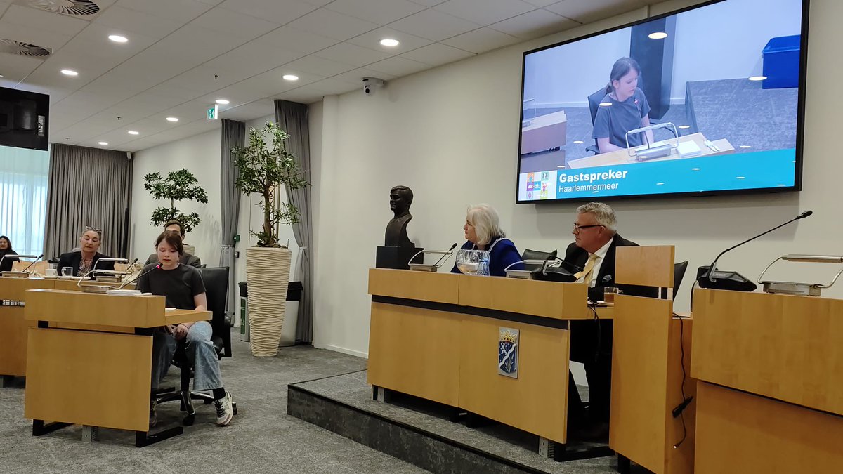 📢 Geweldig nieuws! Gisteren vond het eerste 'Kinder Vragen Uur' plaats in de gemeenteraad van Haarlemmermeer. Een initiatief van de Raad op basis van een motie. 👧👦💬 📢