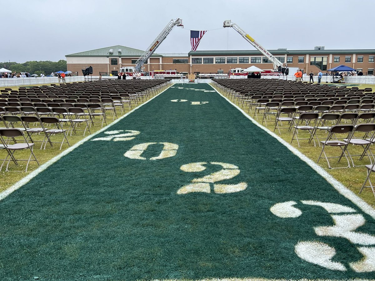The stage is set! The William Floyd High School Class of 2023 Commencement ceremony is almost here! 🎓 Livestream link ➡️ youtube.com/live/hLQlmxPc5… Special thanks to the Mastic and Mastic Beach Fire Departments for providing a wonderful backdrop with a large American flag! 🇺🇸