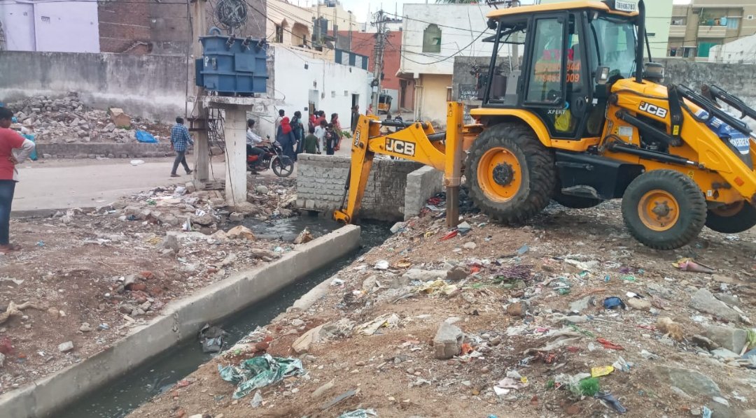 @GHMCOnline @mzubairuddin4 @eec23ghmc Clearing the drainage at Survey no18, Padmavati nagar in Allapur ward Moosapet Circle 23