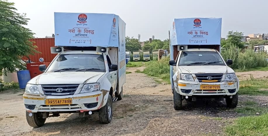 gurgaonpolice's tweet photo. साहस नशे को ना कहने में है, हाँ कहने में नहीं।

#गुरुग्राम_पुलिस का नशे के विरुद्ध विशेष अभियान।

#SayNoToDrugs
#gurugrampolice

@cmohry @anilvijminister @police_haryana @DGPHaryana https://t.co/1qrP7t05LW