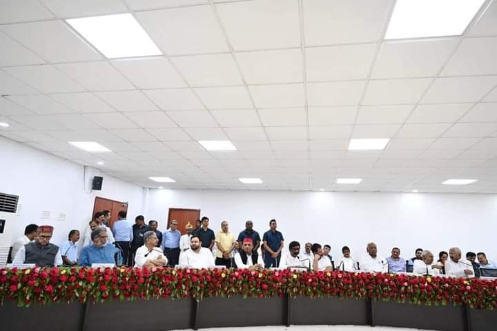 Ak_AniketS's tweet photo. बारात की तैयारी तो ज़ोरों सोरों से हो रहीं हैं लेकिन दूल्हा कौन बनेगा??
#Mahagathbandhan https://t.co/hR3Pf6PEwN