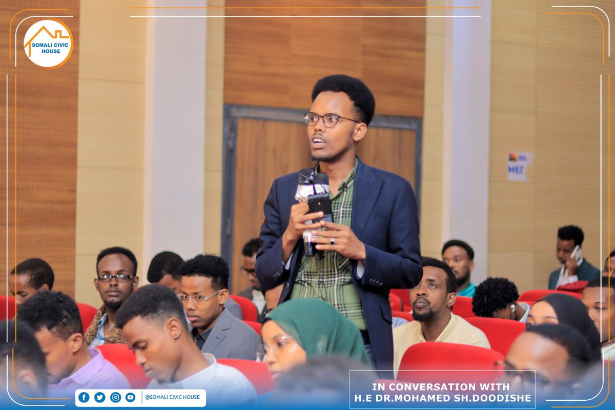 SOMALIHouse1's tweet photo. University Students, and peace activists interacted and asked important questions on security matters to Internal  Federal security minister @Drdoodishe.

#Somalia https://t.co/neodin7coG