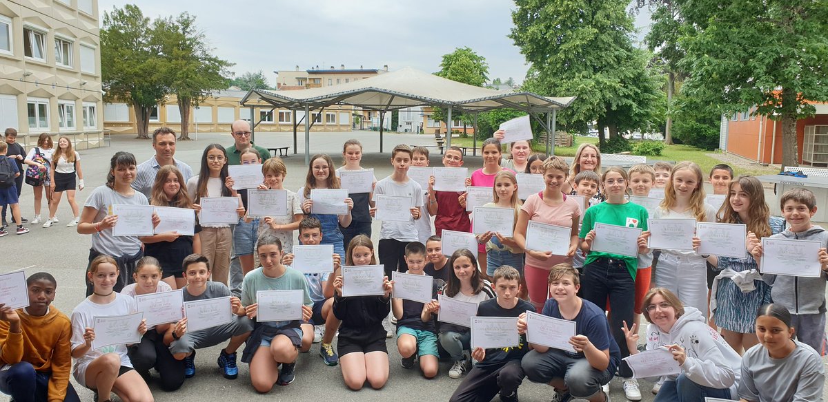 CollegeWeyer's tweet photo. Cérémonies de remise des diplômes pour les élèves méritants et excellents @CollegeWeyer. #Motivationpositive
Récompense pour l'investissement et l'excellence. https://t.co/jTbyv63RNr