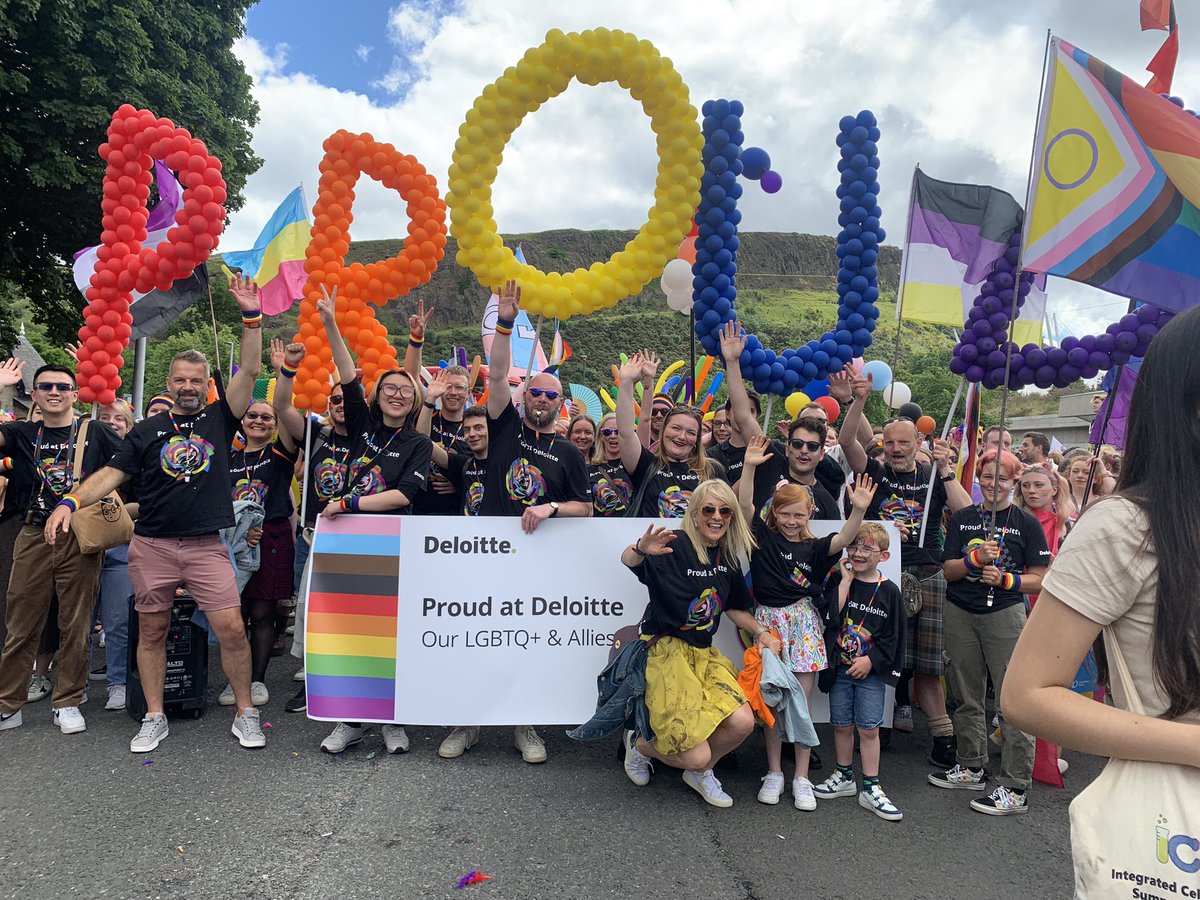 Lucky to work for an organisation that celebrates diversity! Loving @PrideEdinburgh today!!! 🏳️‍🌈💚🙌🏽

#ProudAtDeloitte