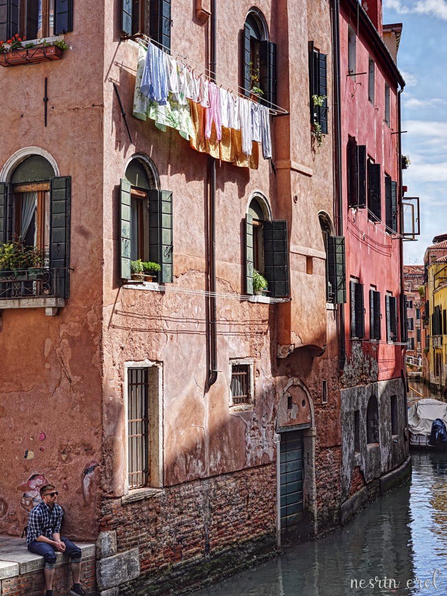 #VeniceItaly #ThePhotoHour #secretvenice #VeniceTalks #italyintheheart #italian_places #streetphotography