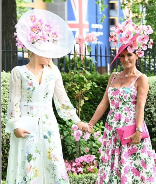 CraftRitalia's tweet photo. Some of the headpieces at the 2023 Royal Ascot
#RoyalAscot2023 #RoyalAscot #millner #millnery #customheadpiece #Royalfascinator #Fascinators #Headpiece #Royalascotheadpiece https://t.co/8mdOy8wRdk