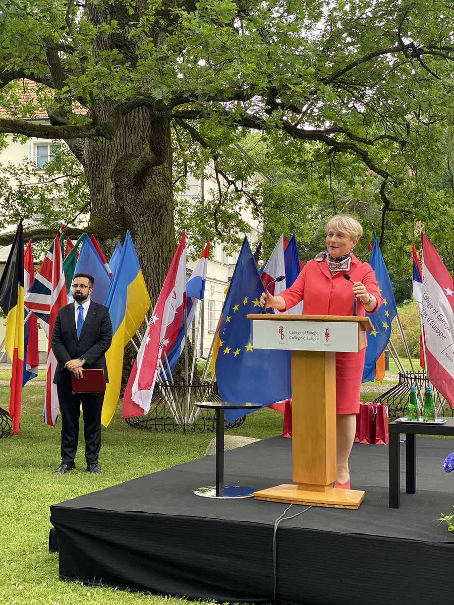 🏆 And we’re off! The Graduation Ceremony of #DavidSassoliPromotion <a href="/coenatolin/">College of Europe in Natolin</a> begins with a warm welcome from the Vice-Rector Ewa Ośniecka-Tamecka <a href="/EOsniecka/">Ewa Ośniecka-Tamecka</a> setting the stage for an unforgettable event. #coenatolin
