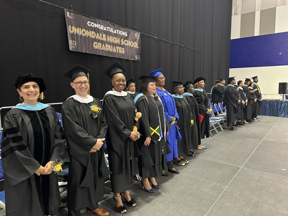 RobRodEDU's tweet image. Let the festivities begin! @UniondaleUFSD #ustrong