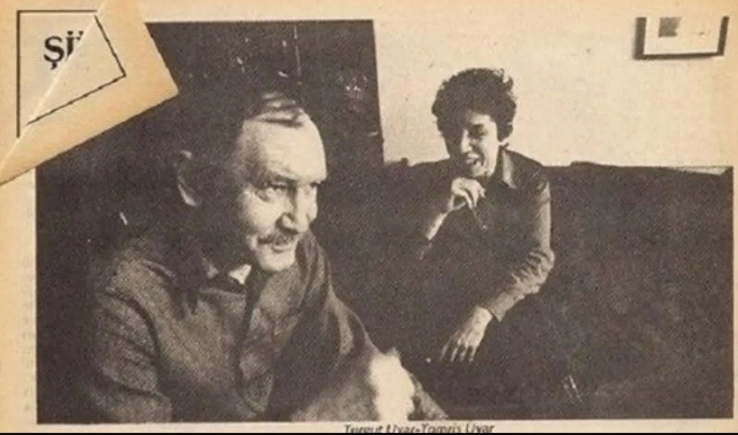 "Sen çay seversin, diyorum. İki şeker, değil mi? 
Nasıl hatırlıyorsun? diye şaşırıyor. Pes doğrusu! 
Hatırlamak değil, diyorum, başka bir şey. 
Unutmamak bel­ki, diye ekliyorum usulca."