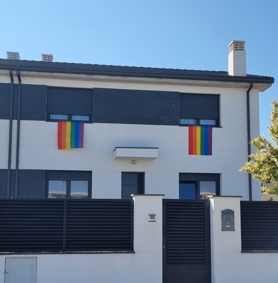 Tengo 34 años y hace más de 15 que salí del armario, es la primera vez que compro una bandera LGTBIQ+ y la cuelgo en mi casa, y es que contra los mensajes de odio sólo cabe dar un paso adelante y hacerse visible. Existimos y estamos aquí, volviendo a luchar por nuestros derechos.