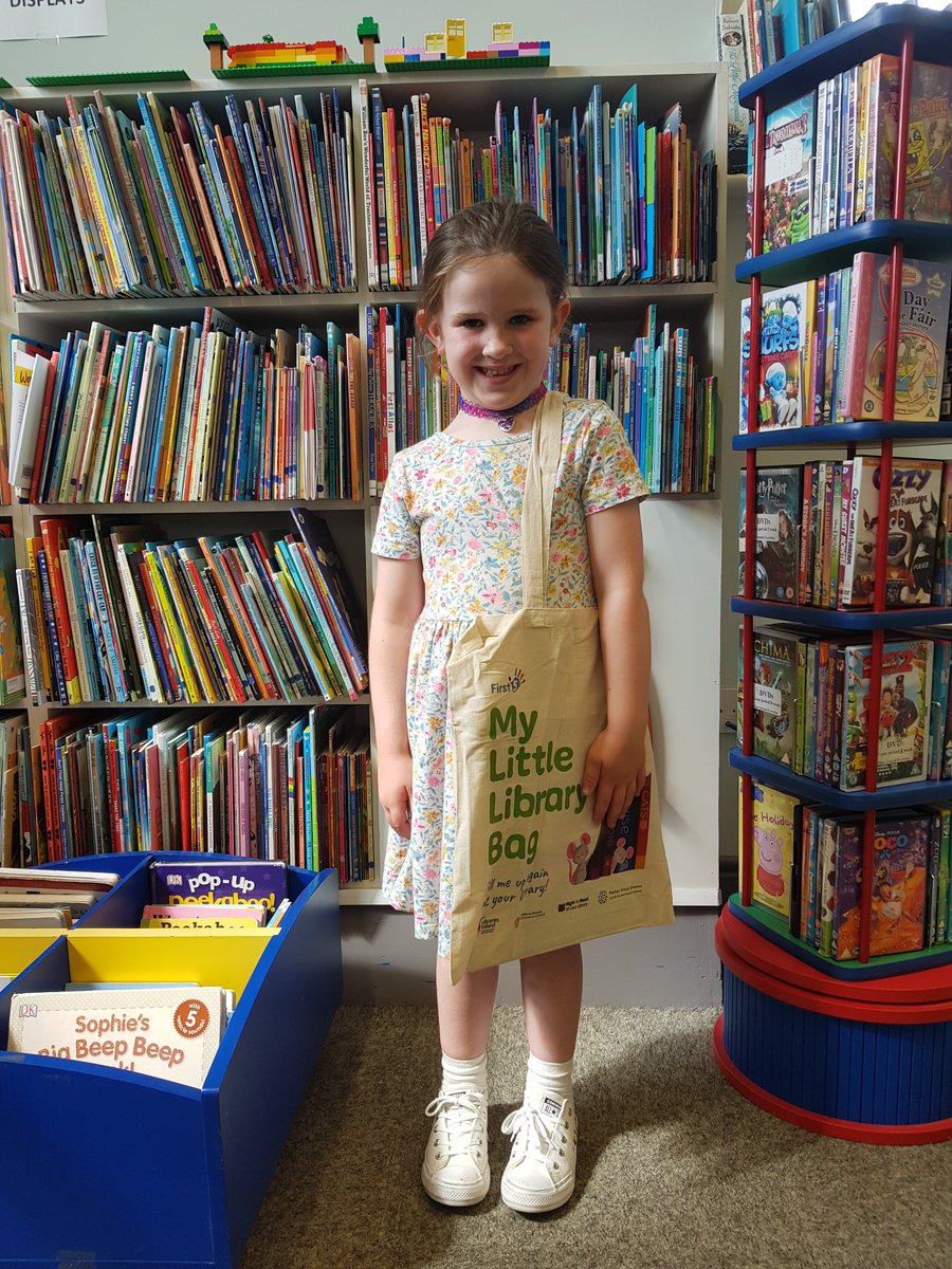 corkcolibrary's tweet photo. Aoibhín Murphy from Knockngree collecting her “Little Library Book Bag” today in Millstreet Library.
#first5 #RightToRead #MyLittleLibraryCard #mylittlelibrarybookbag #librariesireland #MillstreetLibrary https://t.co/I1ewpGP8Nf