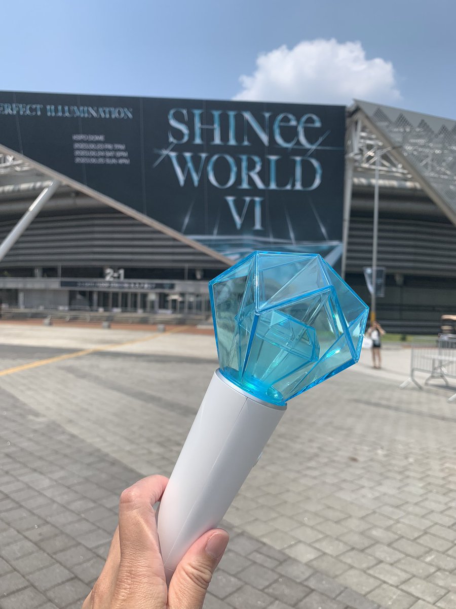 etm616's tweet photo. 仕事です毎日ヘロヘロでSHINee全然追えてないのに会いたい気持ちは収まらずやってきました8年ぶり？のソウルコン(T . T)❤️

#SHINee_HARD https://t.co/C5bB1iahDp