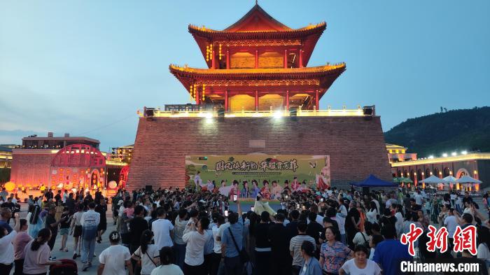 【陝西延安：非遺國潮遊園會引遊人】國風華服、非遺展示、精彩演藝、童趣遊園……端午假期，聖地河谷·金延安景區推出多項精彩活動，讓市民和遊客“粽”情玩樂，感受傳統文化的魅力。