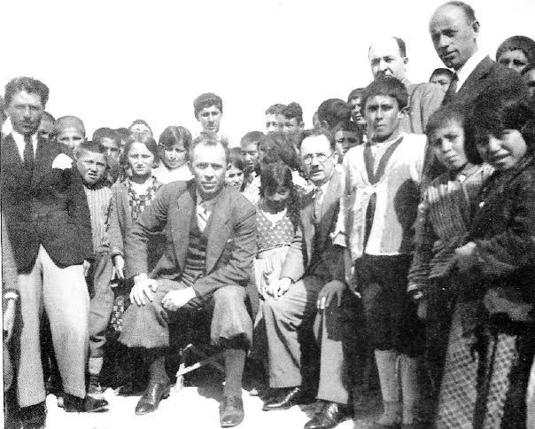 KadriyeHusrevAy's tweet photo. Bulgaristan'ın Silistre kentinin Tatar Atmaca köyünde (bugünkü adı:Sokol) doğar.

Sekiz kardeşin en büyüğü olduğu için bütün yük omuzlarındadır. 

Aç karınlarını doyurmak için harman altında sapların arasında tek tek buğday tanelerini toplar. ⤵️ https://t.co/EPIwiAwYkC