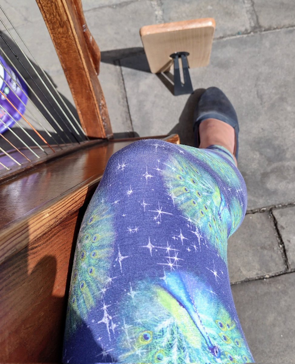 Out this fine Saturday morning in Winchester 🙏
What lovely  🦚 leggings from <a href="/KatyRosebespoke/">Katy Jones</a> 
If you are out this morning come and visit the market and say hello 🙏

#MHHSBD 
@BlackPhoenixRes the sign is out too 💚🙏