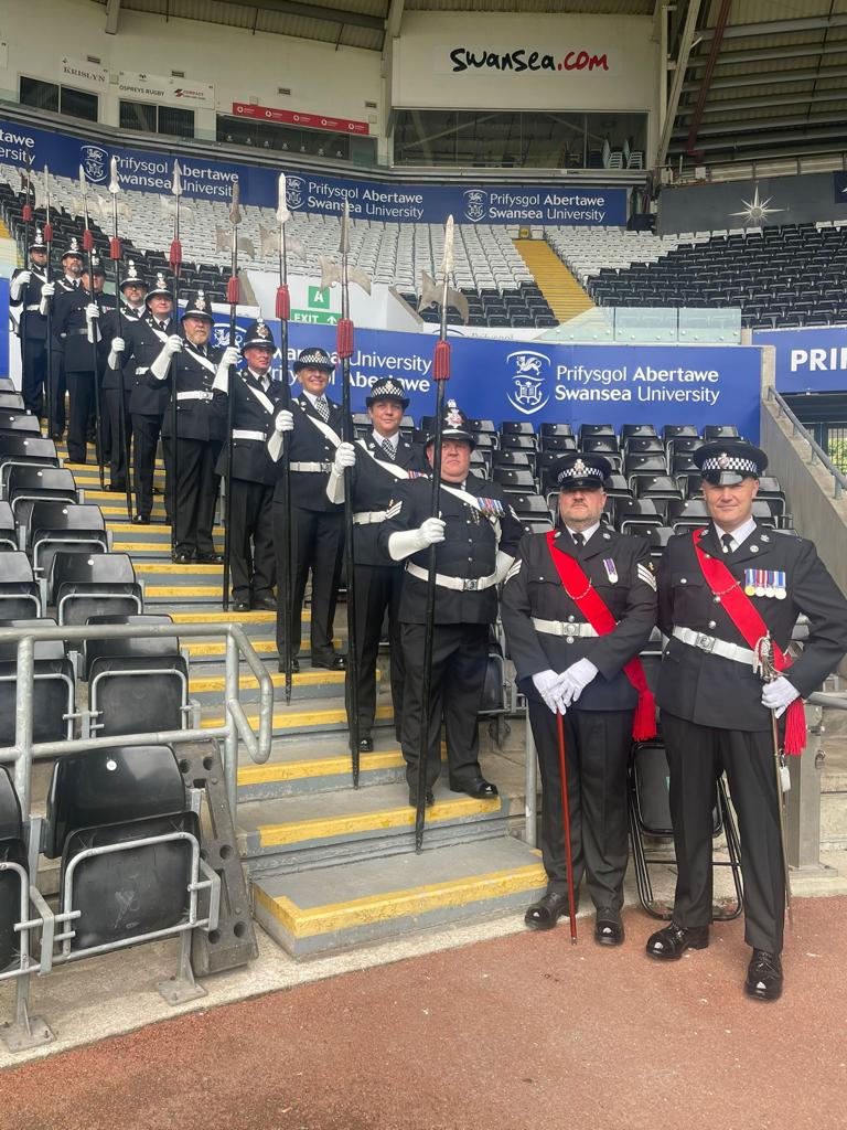THalberdiers's tweet photo. Yesterday the team took part in the pass out of the current students before they start on Division ( BCU) at the Swansea. com stadium. 
The team fielded for the full compliment of officers .

We are all very honoured to take part . https://t.co/WY9K32r4kP