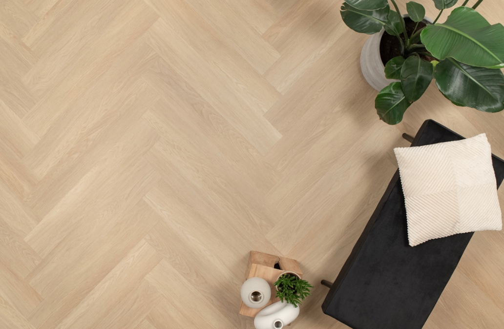 Soms is het een tijd van komen, domineren en ook weer gaan 👑. Het hoge woord mag eruit; de Walvisgraat PVC MEGA make-over is begonnen, en een groot aantal Walvisgraat PVC vloeren gaan uit het assortiment! Maar wees gerust, we voegen nog meer nieuwe MEGA(MAT) kleuren toe 🐋