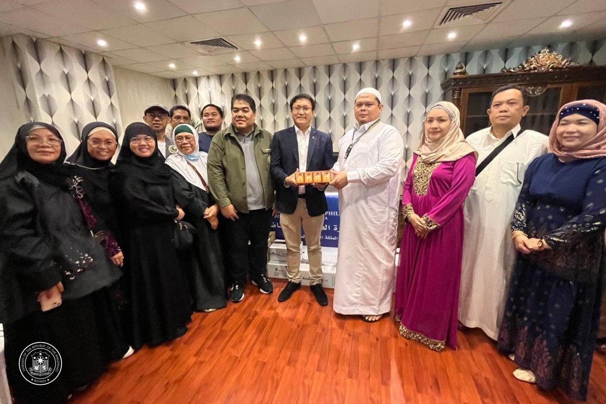 (1/2) The Philippine Embassy Hajj Assistance Team turns over medical supplies to the NCMF Medical Team for use of Filipino Hajj pilgrims. 

The Hajj rituals are expected to commence on 26 June 2023 in Makkah, Kingdom of Saudi Arabia.