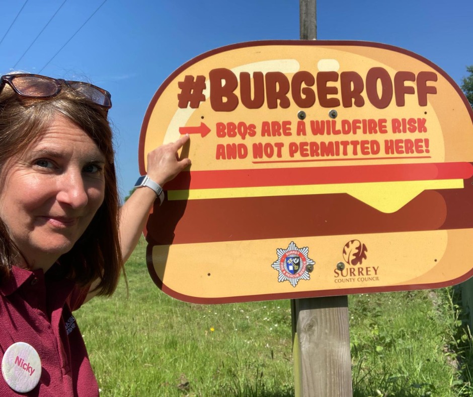 SurreyFRS's tweet photo. If you're planning to go out this weekend in the sun please bring a picnic with you instead of a disposable BBQ, many wildfires in Surrey have been linked to discarded disposable BBQs 😟 

Our colleagues from @tbhpartnership here reminding us to #BurgerOff with disposable BBQs!🔥 https://t.co/HNwckNgnSs