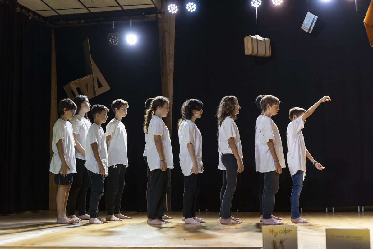 Cada gest, cada paraula, cada objecte cada text i cada música que ho acompanya ha estat escollida o creada pels mateixos infants. Hem pogut arribar fins aquí gràcies a l’esforç, al compromís ì a la responsabilitat de cada un de nosaltres. Sense tots això no hagués estat possible.